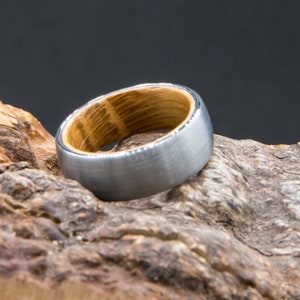 Ring aus Wolfram Stahl innen Eichen Holz von einem Whiskey Fass außen silber gebürstet Herren Damen 8mm breit Bild 4