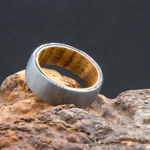 Ring aus Wolfram Stahl innen Eichen Holz von einem Whiskey Fass außen silber gebürstet Herren Damen 8mm breit Bild 5
