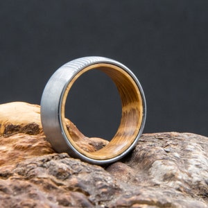 Ring aus Wolfram Stahl innen Eichen Holz von einem Whiskey Fass außen silber gebürstet Herren Damen 8mm breit Bild 2