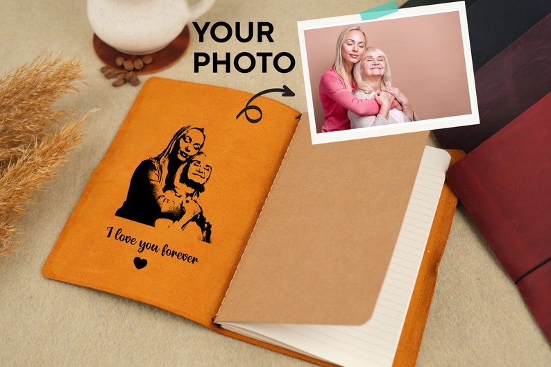 Peut inclure: Un journal en cuir marron avec une photo personnalis&eacute;e de deux femmes qui s'embrassent. Le journal porte le texte "Je t'aime pour toujours" et un petit c&oelig;ur grav&eacute; sur la couverture.