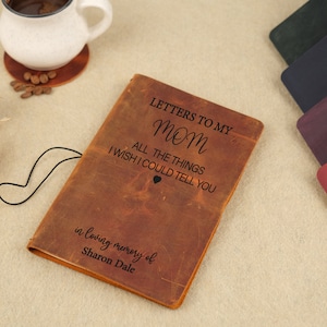 Peut inclure: Un journal en cuir marron avec le texte "Letters to my Mom All the things I wish I could tell you" et "in loving memory of Sharon Dale".
