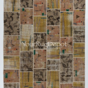 Puede incluir: Una alfombra de patchwork con una variedad de colores y patrones, incluyendo beige, marrón, amarillo y verde. La alfombra está hecha de diferentes piezas de tela que se han cosido juntas. La alfombra tiene un aspecto y una sensación vintage.