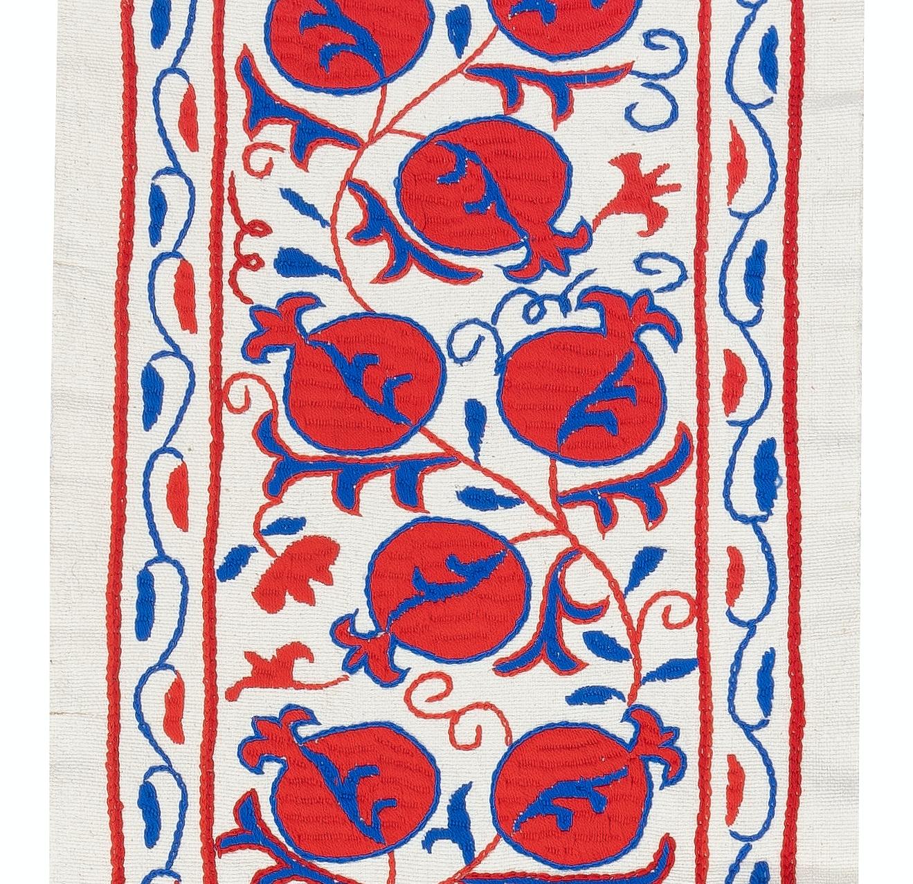 12 x 50インチの刺繍入りコットン製壁掛け。ザクロの木をモチーフに