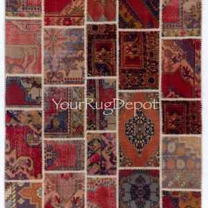 Könnte beinhalten: Ein Patchwork-Teppich aus verschiedenen Vintage-Teppichen, mit einer Mischung aus roten, blauen und beigen Farben mit komplizierten floralen und geometrischen Mustern. Der Teppich ist mit weißem Garn zusammengenäht und erzeugt ein einzigartiges und vielseitiges Design.