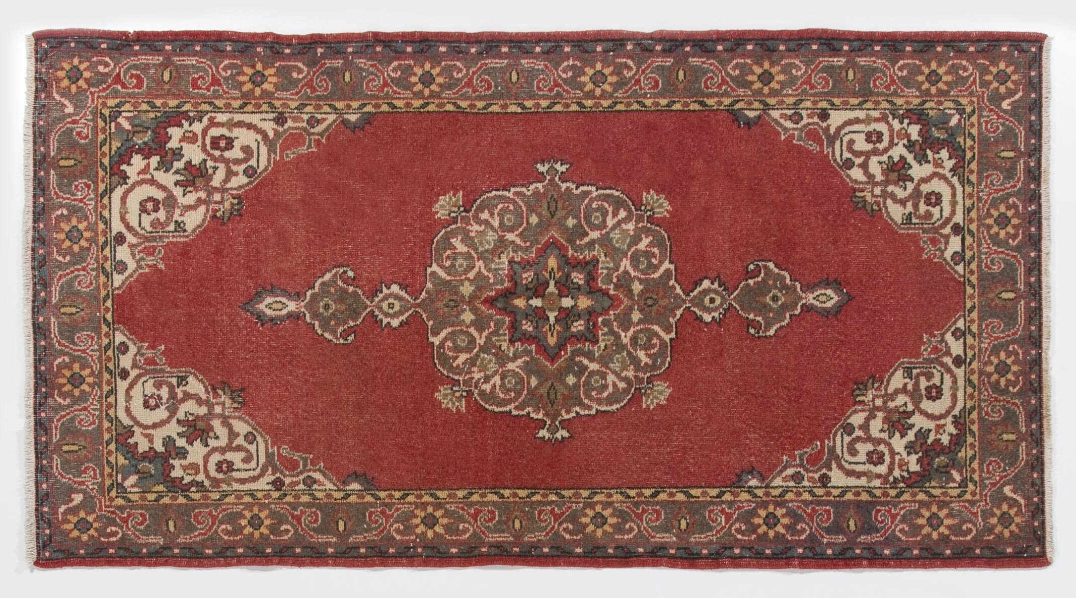 トルコ製、ハンドメイドのヴィンテージメダリオンデザインラグ。4x7.4