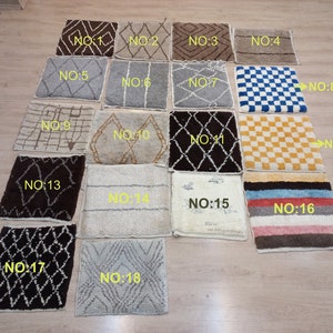 Peut inclure: Une collection de 18 tapis à motifs différents, numérotés de 1 à 18. Les tapis sont tous rectangulaires et présentent une variété de couleurs et de motifs.