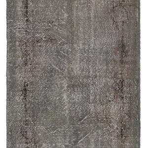 現代的なインテリアに適した、グレーに染めた装飾アクセント ラグ。トルコ製。3.3 x 6.2 フィート、BC423。