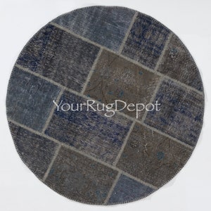 Rond handgemaakt vintage Turks patchworktapijt in grijs- en blauwtinten, circulair modern opnieuw geverfd patchworktapijt. BD393