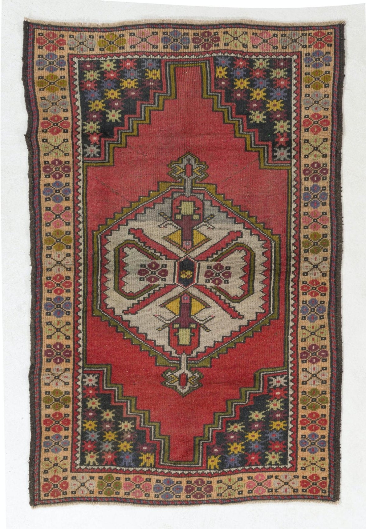 心地よい色合いの伝統的なヴィンテージトルコアクセントラグ、1950年頃