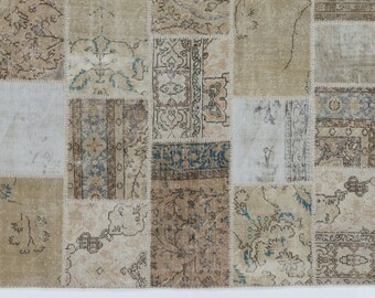 ベージュの色合いが美しいモダンなパッチワークラグ。ヴィンテージ