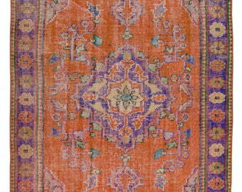Handgemaakt Anatolisch vintage vloerkleed in gebrand oranje, paars, blauw en groen. 5,6 x 9 ft, BTEK0285