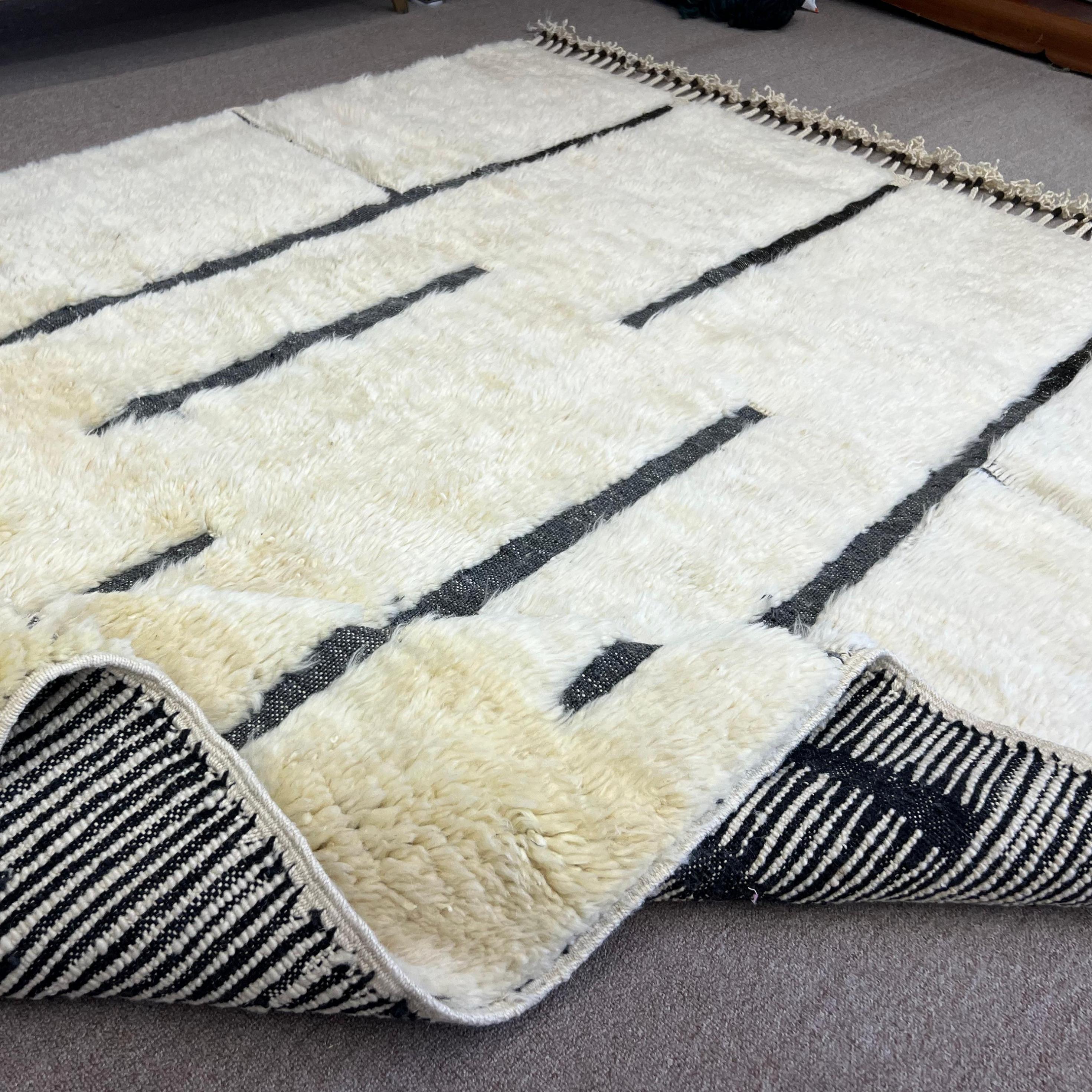 ウール100%手織りラグ　トルコラグ　モロッコラグ　ラグ 天然無染色ウールを使用した、モロッコ産ベルベル・トゥルーラグ