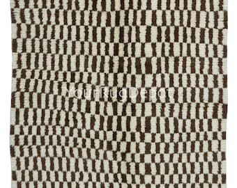 モロッコラグ、100%天然無染色ウール。現代的な手織りカーペット