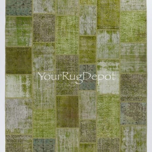 Könnte beinhalten: Ein grüner Patchwork-Teppich mit verschiedenen Texturen und Mustern. Der Teppich besteht aus vielen verschiedenen Stoffquadraten, die jeweils ein einzigartiges Design aufweisen. Der Teppich ist eine großartige Möglichkeit, jedem Raum einen Hauch von Farbe und Persönlichkeit zu verleihen.