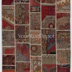 Peut inclure: Un tapis patchwork avec une variété de couleurs et de motifs. Le tapis est composé de différents morceaux de tissu cousus ensemble. Le tapis a un aspect rustique et vintage.