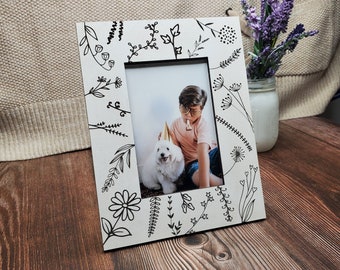 Cornice in legno con incisione di fiori selvatici / Bianco rustico