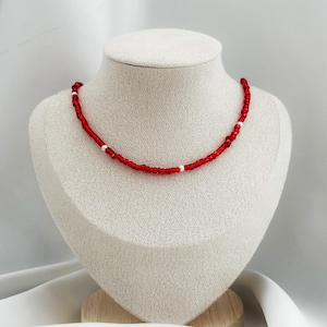 Rote Choker Perlenkette – Glasperlen Halskette Rot Weiß – Statement Schmuck Damen – Red Pearl Necklace – Geschenk Für Sie