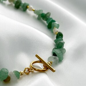 Aventurin Kette mit Ringstab-Verschluss – Green Aventurine Necklace Toggle Clasp – Natural Stone Chip Necklace – Aventurin Kette Gold – Boho afbeelding 9