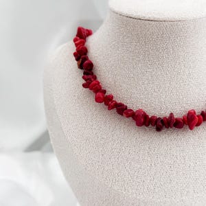 Rote Korallen Kette – Red Coral Stone Necklace Handmade – Natural Coral Chip Necklace – Korallen Halskette Damen – Boho Gift for Her bild 3