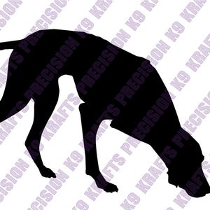 Puede incluir: Silueta negra de un perro, probablemente de raza de caza, en posición de olfateo. El cuerpo del perro está inclinado hacia abajo, con la nariz cerca del suelo. La imagen tiene el texto "PRECISION K9 KRAFTS" en diagonal.