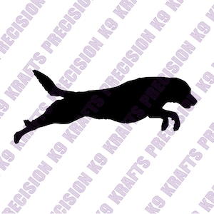 Op de afbeelding: Zwart silhouet van een hond in volle sprong, met uitgestrekte poten en opgetilde staart. De hond springt tegen een witte achtergrond met de tekst "PRECISION K9 KRAFTS" in een diagonaal patroon.