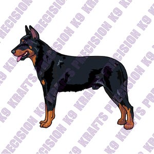 Może przedstawiać: Cyfrowa ilustracja psa Beauceron w pozycji stojącej. Pies ma czarną sierść z brązowymi znaczeniami na nogach, pysku i brwiach. Język psa jest widoczny. Tło ma powtarzający się wzór tekstu, który brzmi "PRECISION K9 KRAFTS".