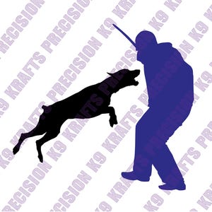 Op de afbeelding: Zwart silhouet van een hond die naar een blauwe persoon springt die een stok vasthoudt. De afbeelding staat tegen een witte achtergrond met de tekst "PRECISION K9 KRAFTS" diagonaal.