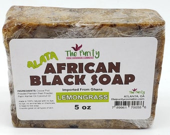 Les barres de savon noir africain sont fabriquées à partir de poudre de cosses de noix de coco, de poudre d'écorce de plantain, de beurre de karité biologique, d'huile de palmiste et d'huile de noix de coco.