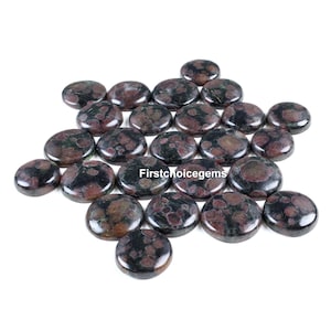 Peut inclure: Collection de pierres précieuses rondes et polies. Les pierres sont un mélange de brun foncé et de vert avec un motif tacheté. Le texte "Firstchoicegems" est visible sur l'image.