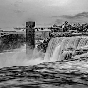 Niagara Falls black and white