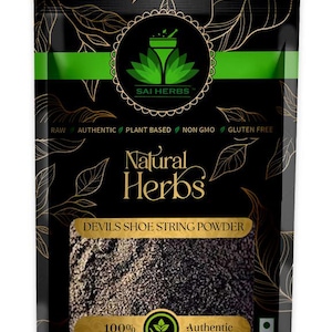 Könnte beinhalten: Schwarzer Beutel mit "Natural Herbs" Devils Shoe String Powder. Die Verpackung enthält den Text "SAI HERBS", "RAW", "AUTHENTIC", "PLANT BASED", "NON GMO", "GLUTEN FREE" und "100% Authentic". Der Hintergrund ist schwarz mit goldenen Blattmustern.