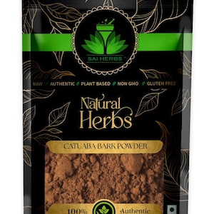Puede incluir: Una bolsa negra de "Catuaba Bark Powder" de "Sai Herbs". El embalaje presenta diseños de hojas doradas y acentos verdes. El texto en el paquete incluye "Raw, Authentic, Plant Based, Non GMO, Gluten Free" y "100% Authentic."