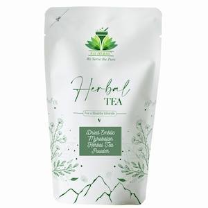 Puede incluir: Bolsa blanca de polvo de té de hierbas. El paquete presenta el texto "Herbal Tea" en una fuente de escritura, con las palabras "For a Healthy Lifestyle" debajo. La etiqueta también incluye el texto "Dried Emblic Myrobalan Herbal Tea Powder."