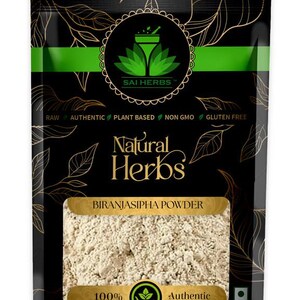 Puede incluir: Una bolsa negra de polvo de Biranjasipha de la marca "Natural Herbs". El empaque presenta diseños de hojas doradas, un logotipo verde y dorado y el texto "RAW, AUTHENTIC, PLANT BASED, NON GMO, GLUTEN FREE". La parte inferior de la bolsa dice "100% Authentic".