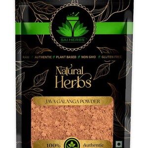 Könnte beinhalten: Ein schwarzer Beutel mit Java Galanga Pulver von Sai Herbs. Der Beutel hat ein goldenes Blattdesign und einen grünen Streifen. Der Text enthält "Natural Herbs", "100% Authentic" und "Plant Based".
