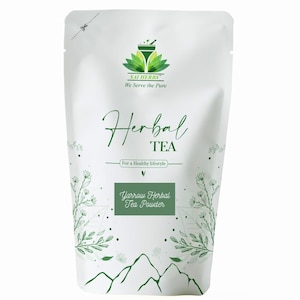 Puede incluir: Bolsa blanca de Yarrow Herbal Tea Powder. El embalaje presenta texto verde que dice "Herbal TEA" y "For a Healthy lifestyle". El logotipo de la marca está en la parte superior y la parte inferior tiene un diseño de cordillera.