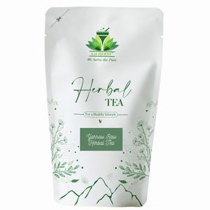 Puede incluir: Bolsa blanca de té de hierbas con detalles verdes. El texto "Herbal TEA" se muestra en una fuente elegante. La bolsa también presenta el texto "Yarrow Raw Herbal Tea" y el logotipo "SAI HERBS We Serve the Pure".