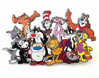 Feline Fanatic Cartoon Katze Pin – Jumbo 80er 90er Jahre Emaille Anstecknadel – Retro Popkultur Geschenk – Lustiger Katzenliebhaber Pin – Sammler Accessoire