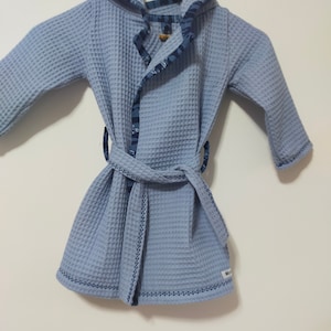 Peignoir de bain personnalisé enfant 24mois. robe de chambre ou de bain en nid d'abeille image 2