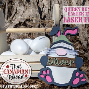 Puede incluir: Un archivo de corte l&aacute;ser para una etiqueta de Pascua de conejito peculiar. El conejito lleva un sombrero verde y tiene una nariz rosa y patas rosas. La etiqueta tiene espacio para un nombre, "Oliver" se muestra en la imagen. El archivo es solo para uso personal.