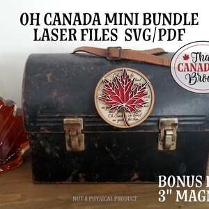 Op de afbeelding: Een digitale download van lasergesneden bestanden voor een mini-pakket met Canadese thema's. De bundel bevat een ontwerp van een esdoornblad met de tekst van "Oh Canada" en een magneet van 7,6 cm.