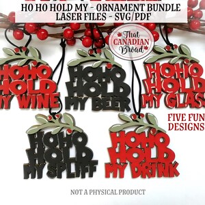 Puede incluir: Cinco adornos de madera cortados con láser con el texto "Ho Ho Hold My" seguido de "Wine", "Beer", "Glass", "Spliff" y "Drink". Cada adorno tiene una rama de acebo verde con bayas rojas.
