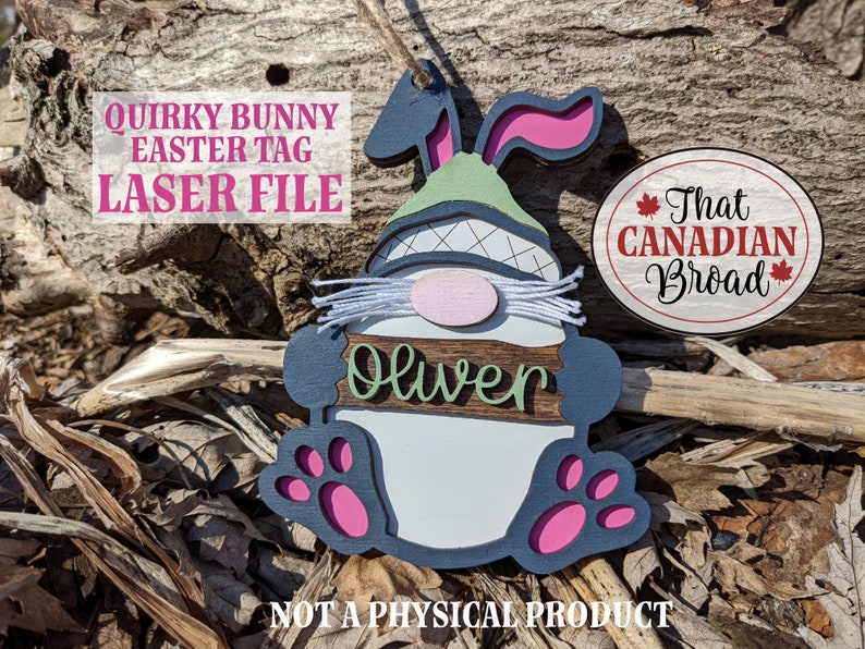 Puede incluir: Archivo l&aacute;ser para etiqueta de Pascua de Conejo Quirky. Un gnomo de conejo de madera cortado con l&aacute;ser con un sombrero rosa y un sombrero verde con barba blanca. El conejo sostiene un cartel que dice "Oliver".