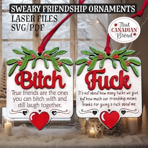 以下が含まれることがあります： 赤色のアクセントが付いた2つの木製友情オーナメント。1つは「Bitch」、もう1つは「Fuck」と書かれています。それぞれに赤いハートとテキストがあります。上部には「SWEARY FRIENDSHIP ORNAMENTS」と「LASER FILES SVG/PDF」と書かれています。