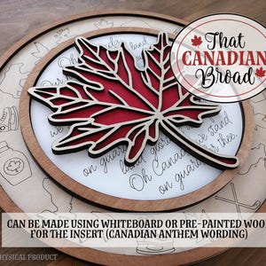 Op de afbeelding: Een rond houten bord met een rode esdoornbladuitsparing en de tekst "That CANADIAN Broad" in een witte cirkel. Het bord bevat ook de tekst van het Canadese volkslied "Oh Canada!" in cursief schrift. Het bord is gemaakt met whiteboard of voorgeschilderd hout voor de inzet.
