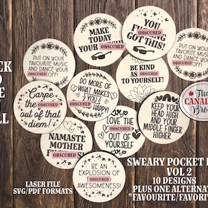 Pode incluir: Dez  coasters redondos de madeira com vários ditos humorísticos, incluindo "You F***ing Got This!" e "That Canadian Broad". Os coasters estão dispostos em círculo sobre uma superfície de madeira. O texto "SWEARY POCKET HUGS VOL 2" está impresso abaixo dos coasters.