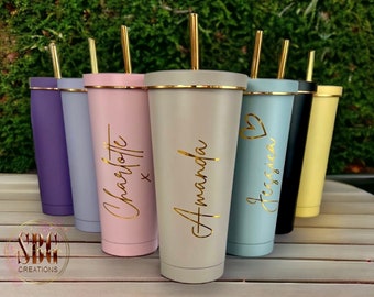 Vaso pastel personalizado de 750 ml con tapa y pajita/ Taza fría de lujo con borde dorado de acero inoxidable aislado.