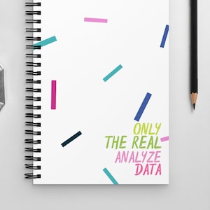 以下が含まれることがあります： 白い表紙に螺旋状の綴じ込みがあるノート。表紙にはカラフルな紙吹雪模様と「ONLY THE REAL ANALYZE DATA」という文字が緑、青、ピンクで書かれている。
