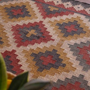 Handwoven Wool Jute Kilim Rug: Traditional Indian Design