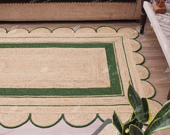 Könnte beinhalten: Ein Naturfaser-Teppich mit grünem Rand und gewellten Kanten. Der Teppich ist aus Jute und hat eine natürliche, erdige Optik.